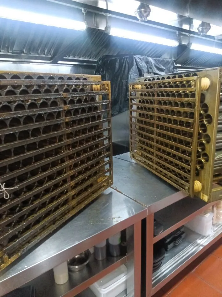 郑州大型油烟机清洗收费标准 - 清洗前 - 郑州天得一国家一级资质团队作业实拍